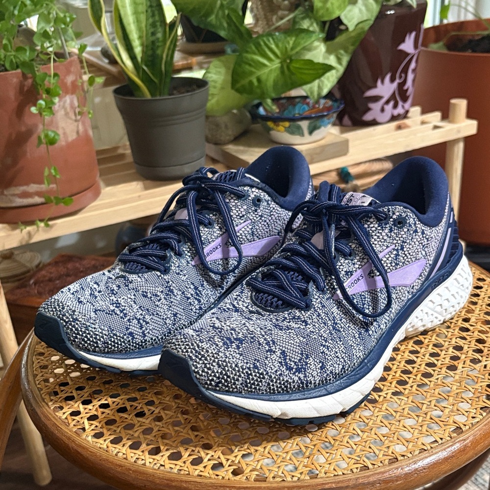 Brooks Ghost 11 shoes. Size 8.5